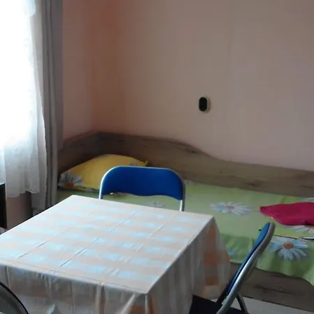 Kraybrezhna 3 4*