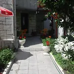 Kraybrezhna 3 Affittacamere